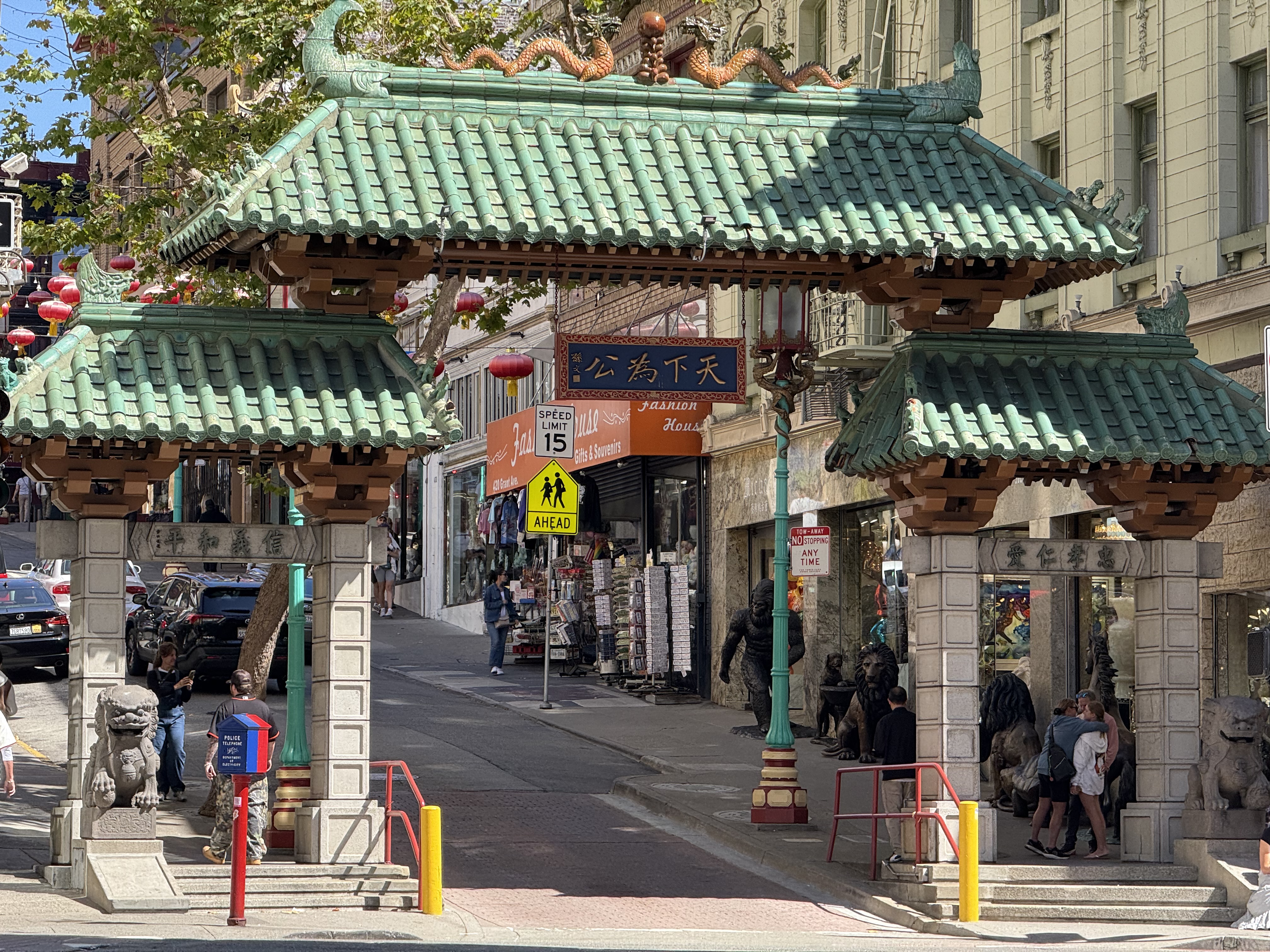 旧金山唐人街龙门